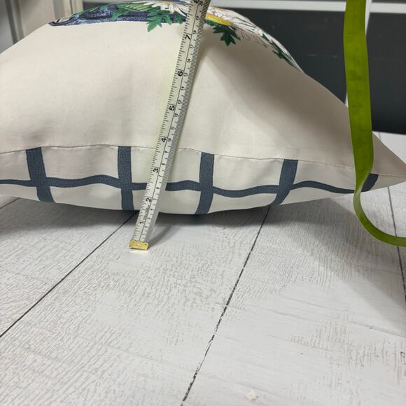 White Pillow with Blue Vintage Truck and Daisies - Picture 7 of 12